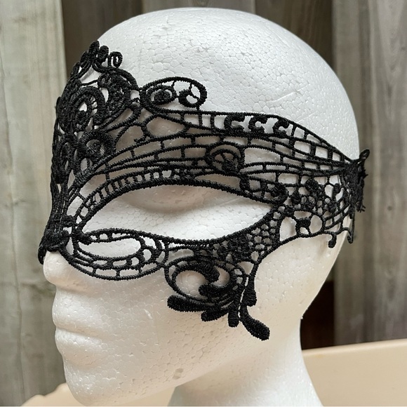 SET Lace Mask with Lace Ears - Picture 4 of 4